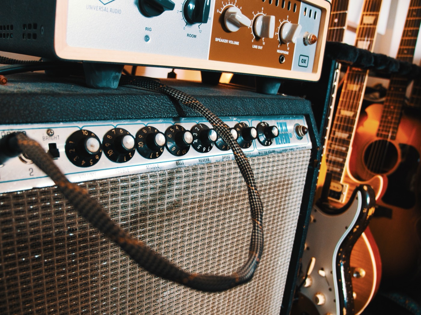Gitarren und Verstärker im Studio 1350 Music